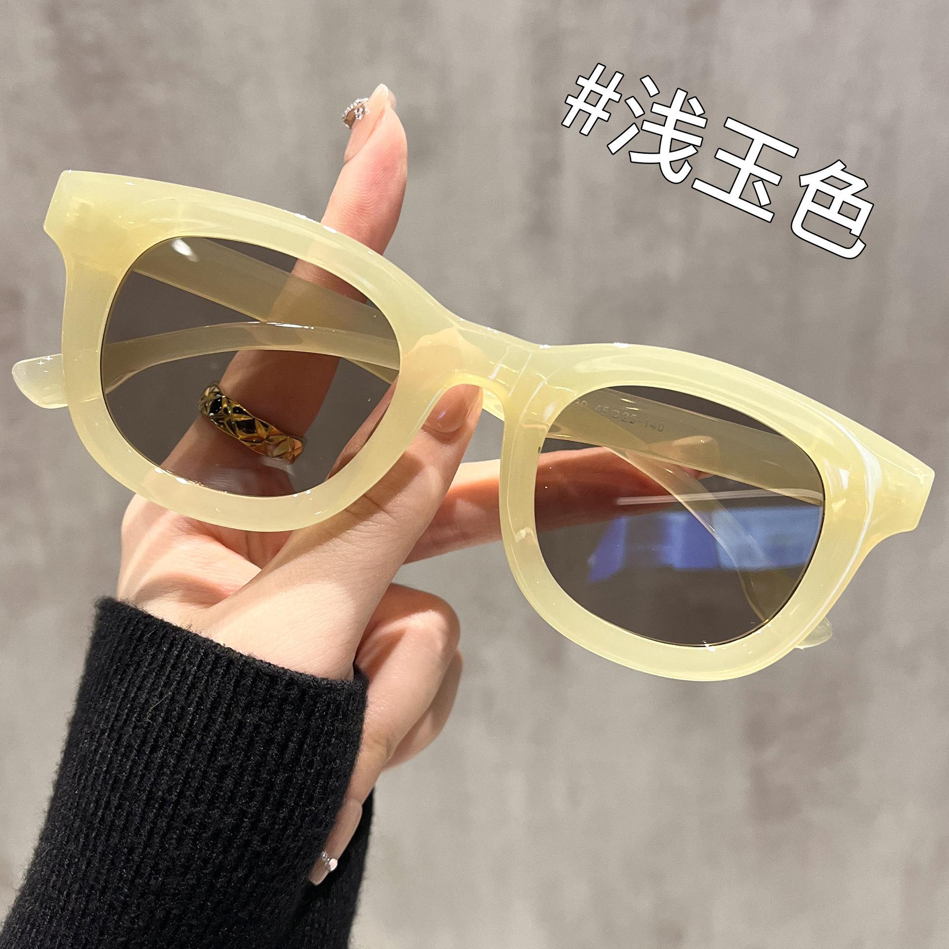 Sunglasses high-end small face retro glasses street shooting tide UV protection dopamine sunglasses
Sunglasses high-end small face retro glasses street shooting tide UV protection dopamine sunglasses