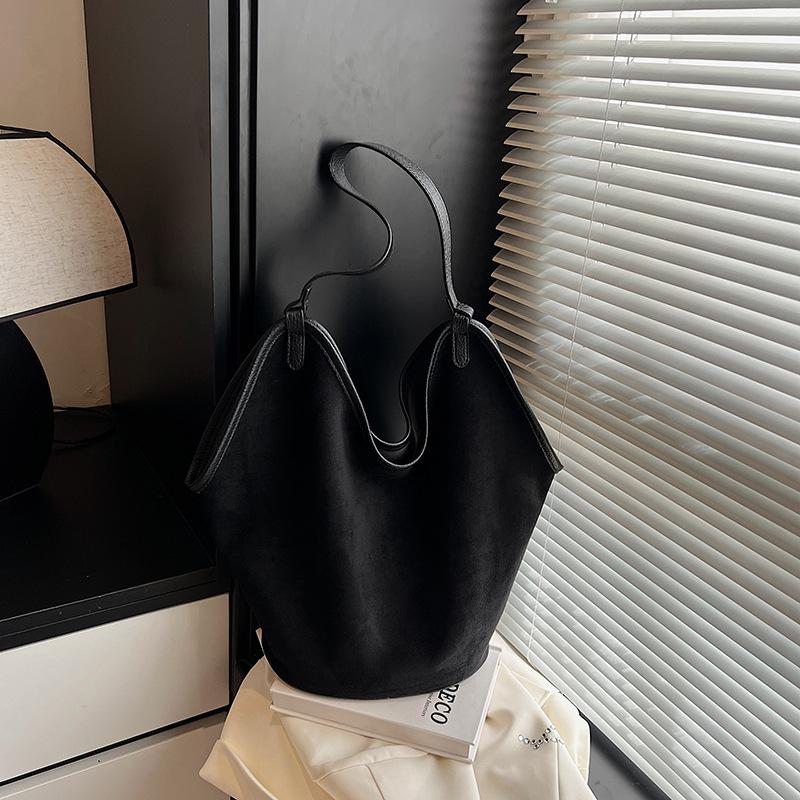 Large capacity bag women s new autumn and winter retro fashion shoulder bag niche versatile commuter tote bag чёрный
Large capacity bag women s new autumn and winter retro fashion shoulder bag niche versatile commuter tote bag чёрный