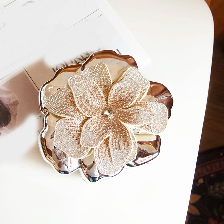 high sense, light luxury, fashionable and versatile creative flowers, shiny diamond-encrusted acrylic bags, messenger bags
high sense, light luxury, fashionable and versatile creative flowers, shiny diamond-encrusted acrylic bags, messenger bags