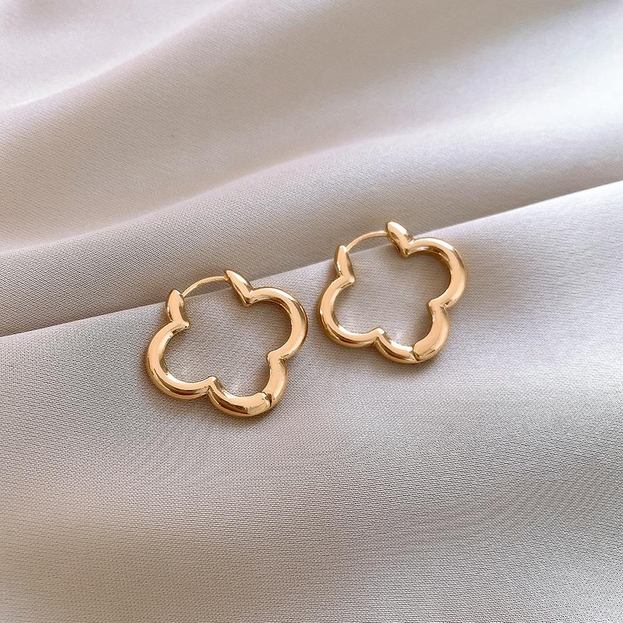 European and American hollow four-leaf flower ear buckle simple commuter versatile earrings women s personality earrings
European and American hollow four-leaf flower ear buckle simple commuter versatile earrings women s personality earrings