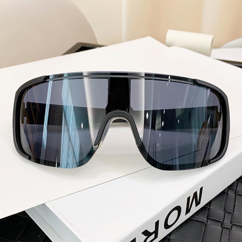 Night running and cycling day-night dual-use photochromic sports glasses, mountaineering windproof and dustproof sunglasses, ski goggles R08-Black frame, black-gr
Night running and cycling day-night dual-use photochromic sports glasses, mountaineering windproof and dustproof sunglasses, ski goggles R08-Black frame, black-gr