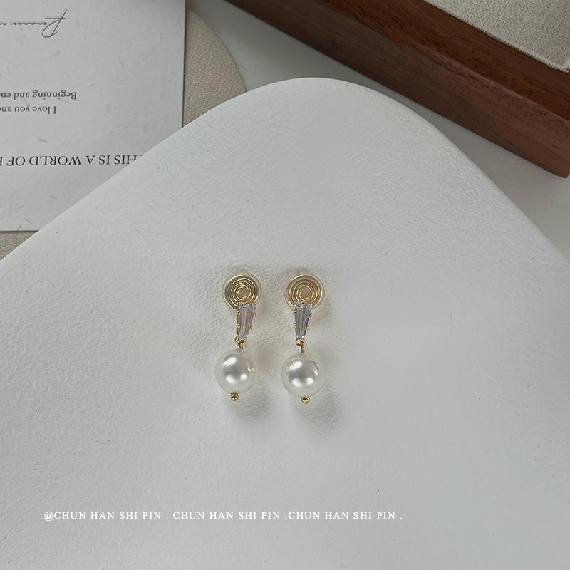 Daily small commuter ear clips without ear piercings, simple and fashionable pearl stud earrings, elegant retro temperament, mosquito disc earrings.
Daily small commuter ear clips without ear piercings, simple and fashionable pearl stud earrings, elegant retro temperament, mosquito disc earrings.