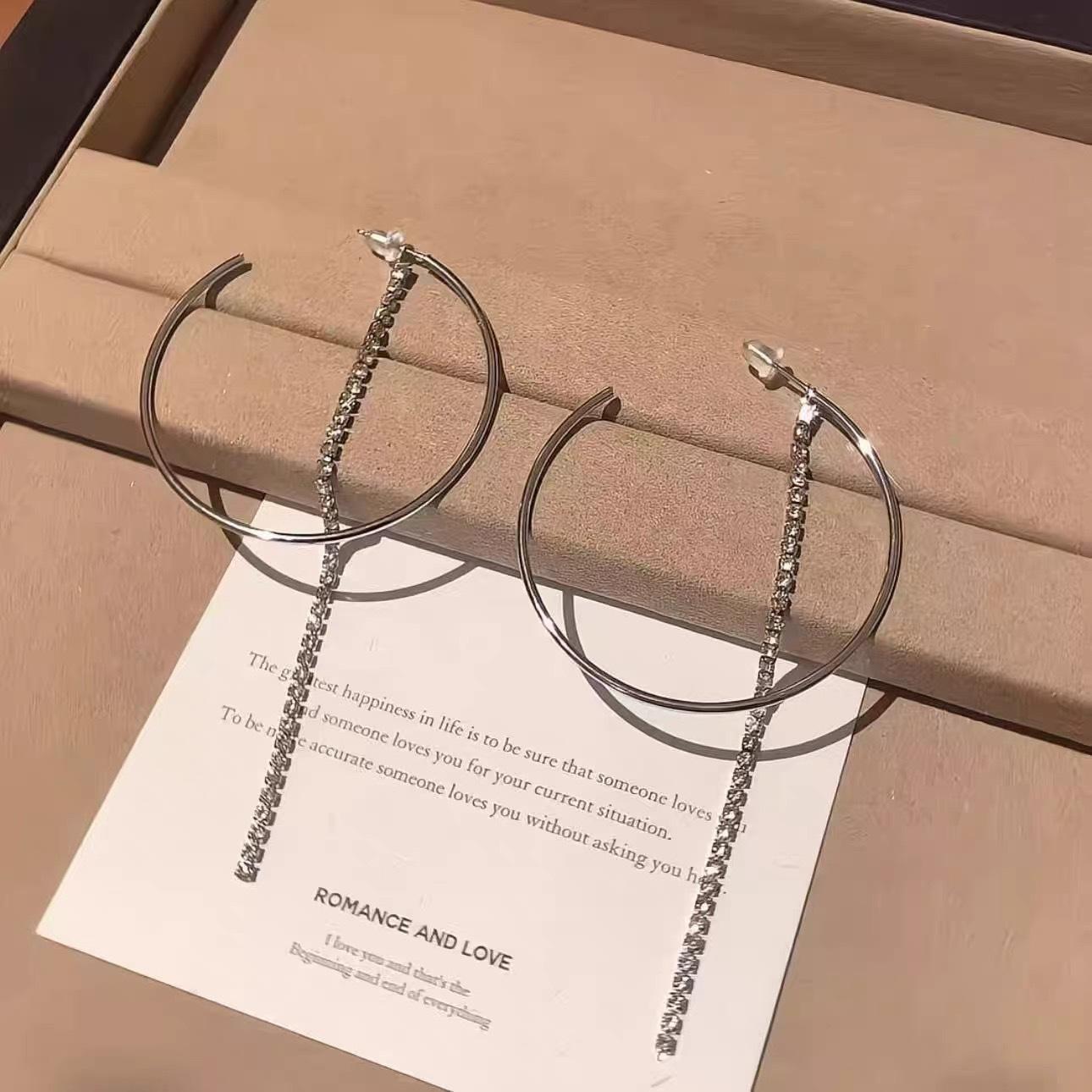 Silver C-shaped large circle fringed chain earrings, earrings, new popular high-end temperament versatile earrings
Silver C-shaped large circle fringed chain earrings, earrings, new popular high-end temperament versatile earrings
