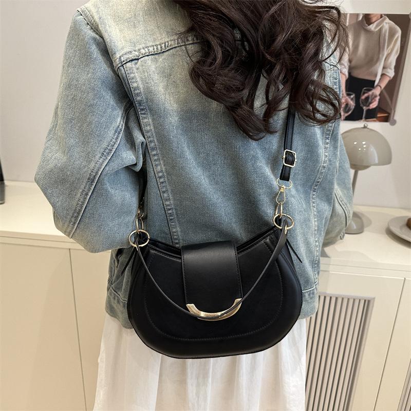 Large capacity simple new fashion texture retro indentation solid color casual messenger shoulder armpit bag чорний
Large capacity simple new fashion texture retro indentation solid color casual messenger shoulder armpit bag чорний