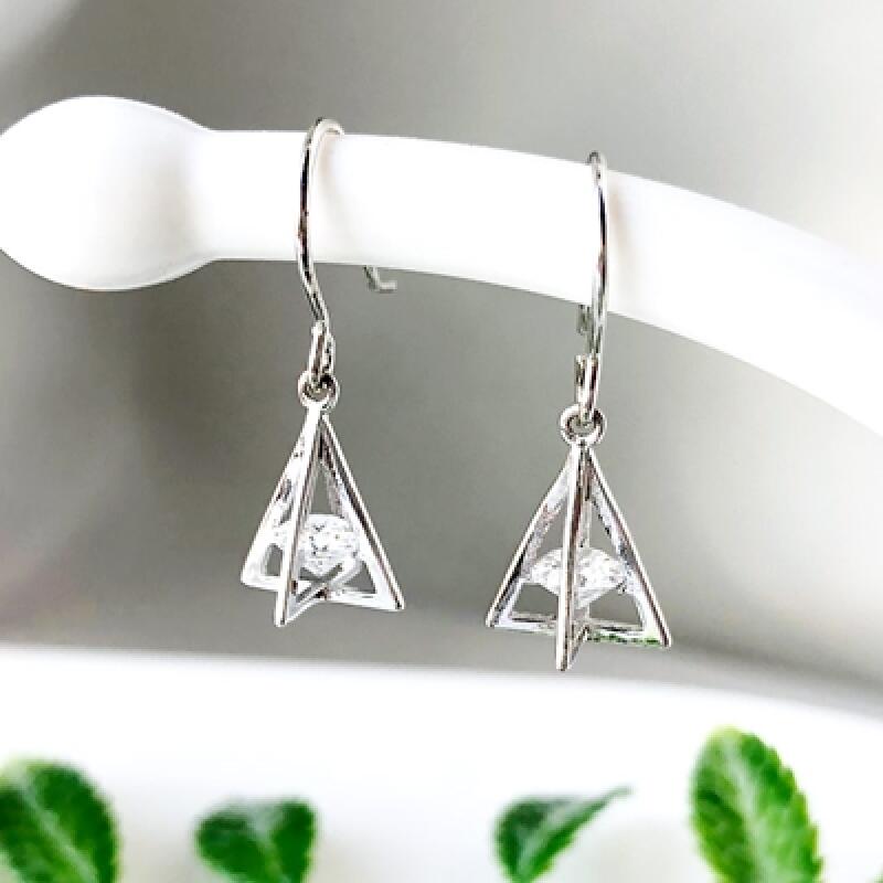 925 Silver SE013 Triangle Cubic Zirconia Earrings se013
925 Silver SE013 Triangle Cubic Zirconia Earrings se013