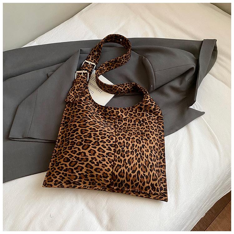 Premium underarm bag women s bag 2025 new leopard print tote bag fashion commuter large capacity shoulder bag
Premium underarm bag women s bag 2025 new leopard print tote bag fashion commuter large capacity shoulder bag