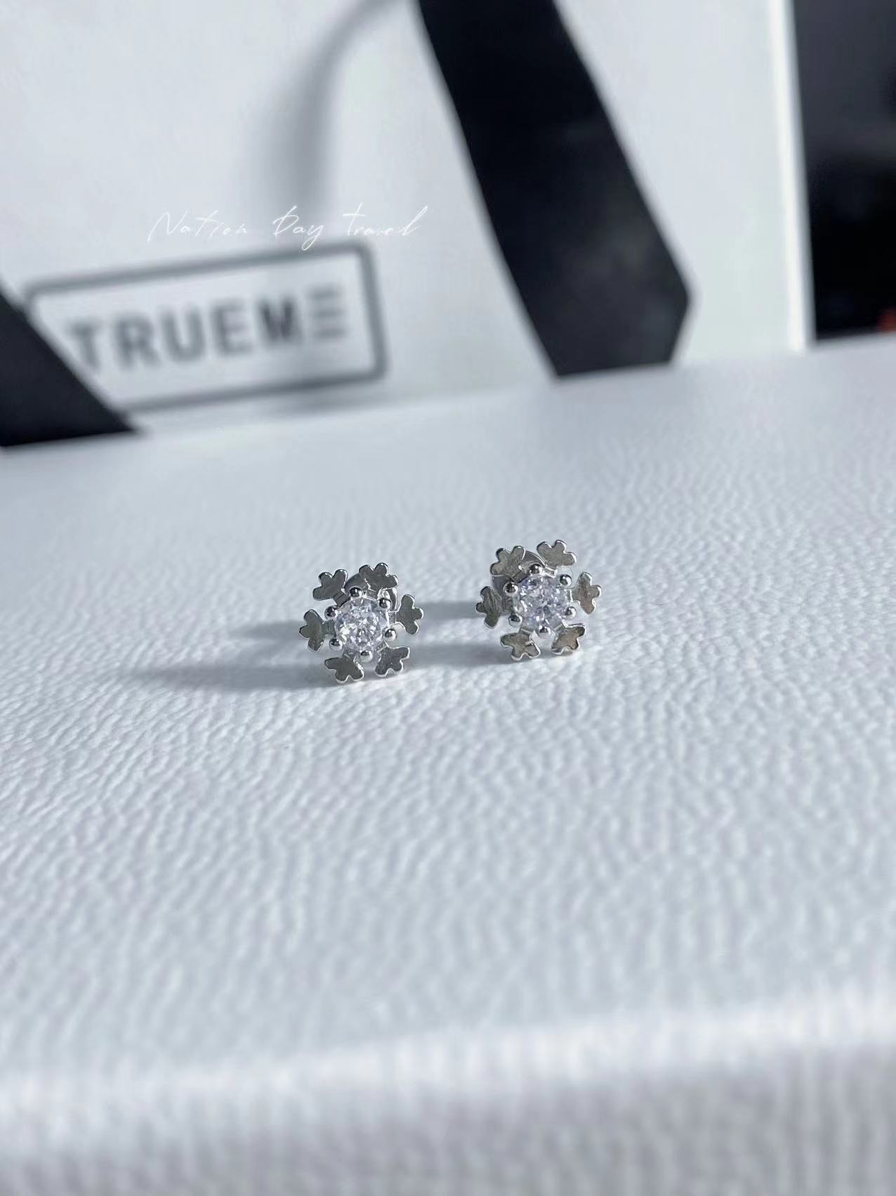 Cold winter snowflake zircon stud earrings niche temperament simple
Cold winter snowflake zircon stud earrings niche temperament simple