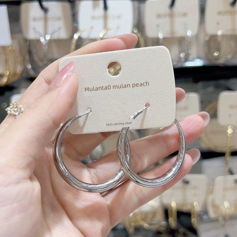 Celebrity Style Crescent 4.0 Elegant Hoop Earrings European and American Exaggerated Simple Minimalist Style 2025 New Model Silver 4cm
Celebrity Style Crescent 4.0 Elegant Hoop Earrings European and American Exaggerated Simple Minimalist Style 2025 New Model Silver 4cm