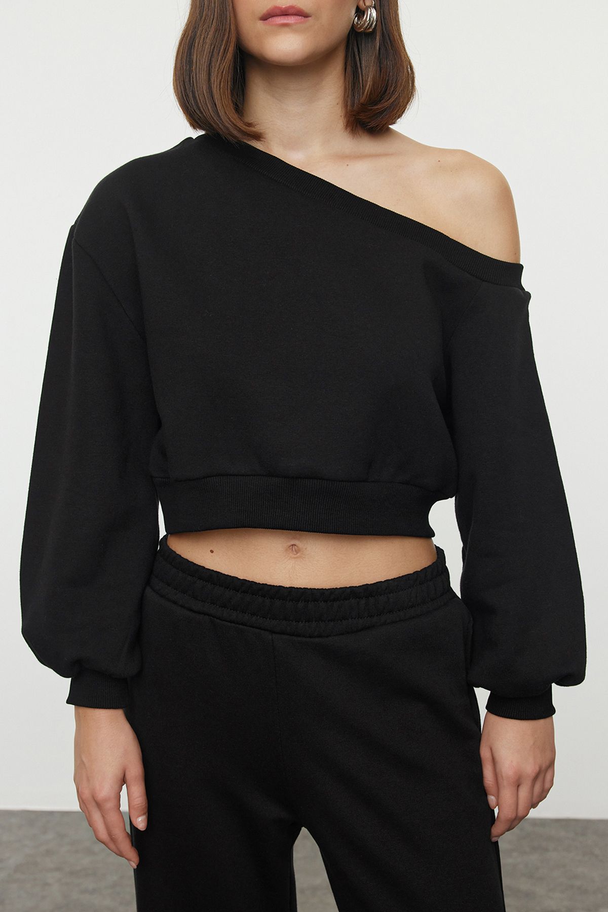 Women s Fashionable Stylish Sweatshirt Black Regular Fit Thick Inside Fleece Crop Asymmetrical Collar Knitted Sweatshirt L
Women s Fashionable Stylish Sweatshirt Black Regular Fit Thick Inside Fleece Crop Asymmetrical Collar Knitted Sweatshirt L