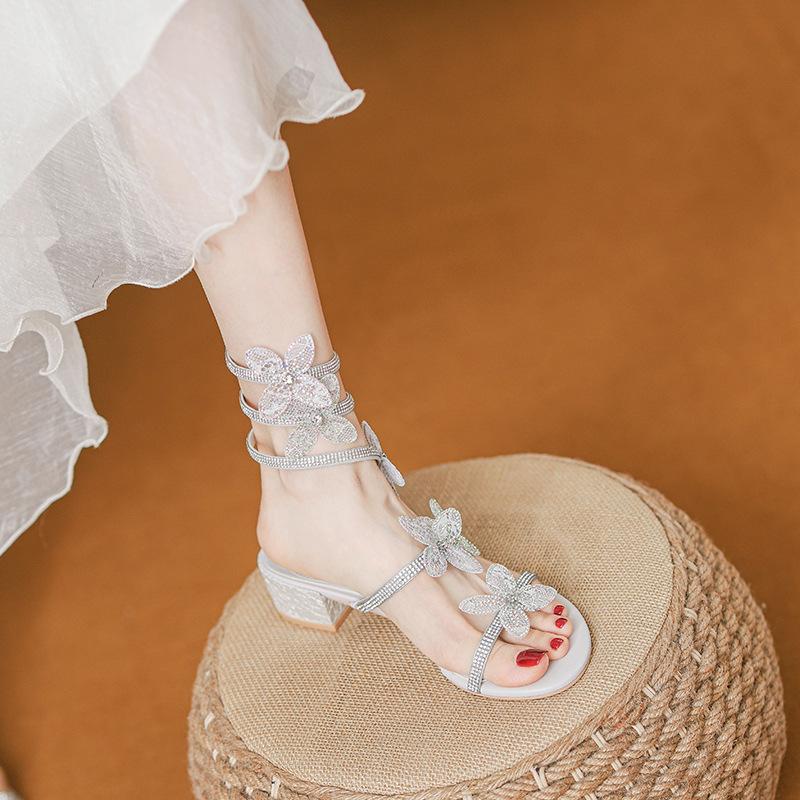 Medium heel women s shoes shiny sandals niche design sense winding Roman shoes silver high heels bow rhinestone shoes 34
Medium heel women s shoes shiny sandals niche design sense winding Roman shoes silver high heels bow rhinestone shoes 34
