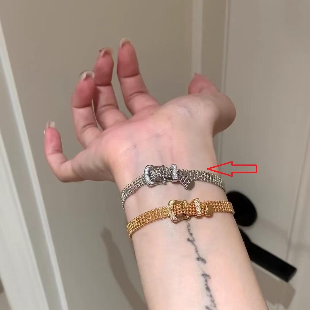 Циркониевый браслет с пряжкой в виде подковы, модный, легкая роскошь, высококлассный браслет, уникальный дизайн, ювелирные изделия для женщин
Циркониевый браслет с пряжкой в виде подковы, модный, легкая роскошь, высококлассный браслет, уникальный дизайн, ювелирные изделия для женщин