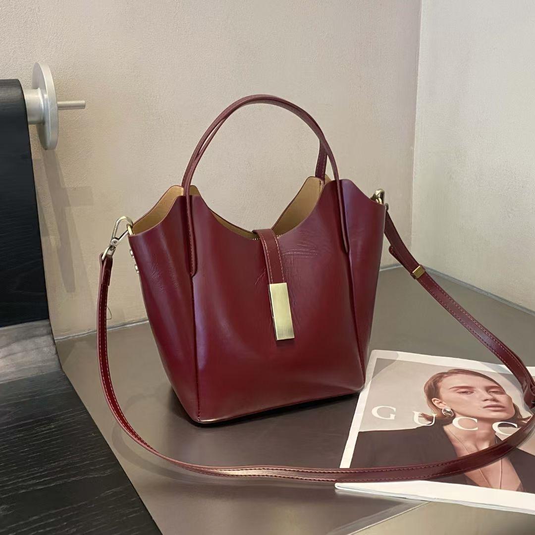 First Layer Vegetable Tanned Cowhide Women s Bag New Korean Version Niche Design Handbag Commuter Versatile Leather Shoulder Bag 20*12*24
First Layer Vegetable Tanned Cowhide Women s Bag New Korean Version Niche Design Handbag Commuter Versatile Leather Shoulder Bag 20*12*24