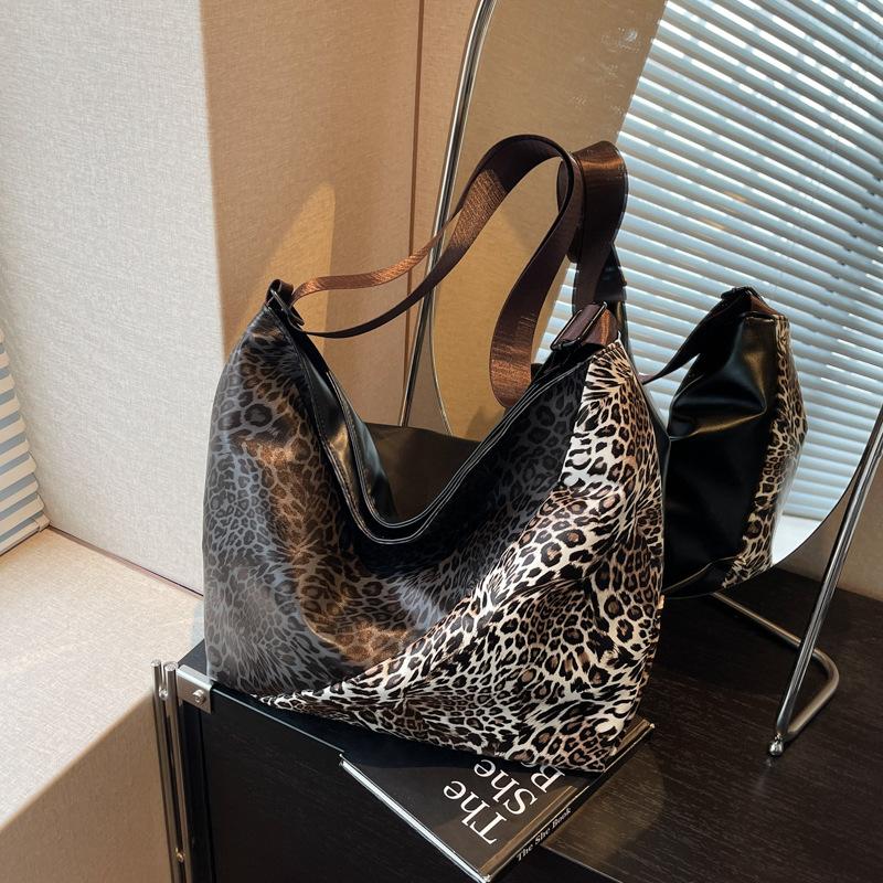 Сумка большой вместимости с леопардовым принтом, женская новая ретро-универсальная на плечо, сумка-мессенджер, повседневная дорожная сумка-тоут темно-коричневого
Сумка большой вместимости с леопардовым принтом, женская новая ретро-универсальная на плечо, сумка-мессенджер, повседневная дорожная сумка-тоут темно-коричневого