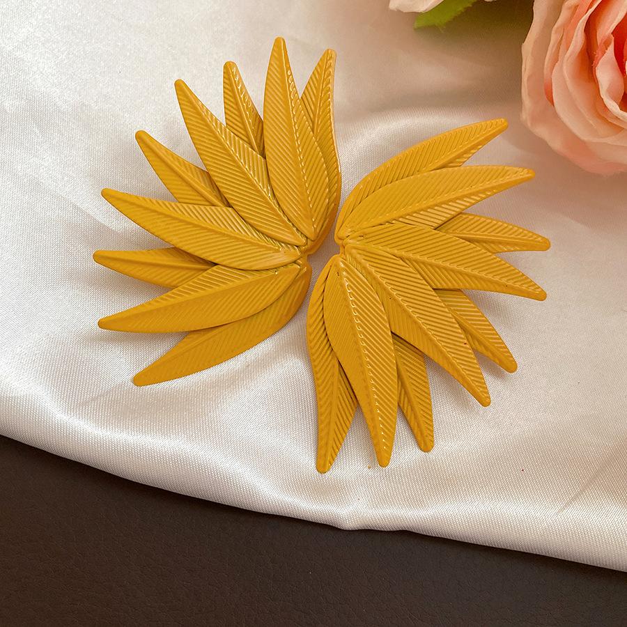 Exaggerated steel needle leaf texture stud earrings personalized design sense simple fashion earrings light luxury high sense earrings
Exaggerated steel needle leaf texture stud earrings personalized design sense simple fashion earrings light luxury high sense earrings