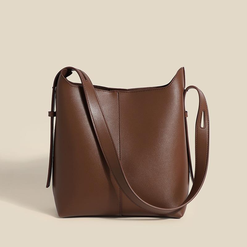Summer New Commuter Bag for Women Korean Version Simple and Easy To Match One Shoulder Bucket Bag Large Capacity Fashionable Crossbody Tote Bag
Summer New Commuter Bag for Women Korean Version Simple and Easy To Match One Shoulder Bucket Bag Large Capacity Fashionable Crossbody Tote Bag