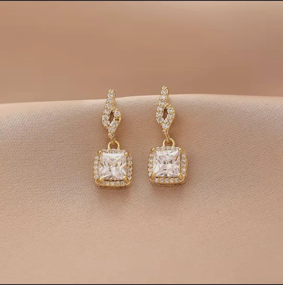 Silver Needle Zircon Stud Earrings - Chic, High-Quality, Lightweight, Luxurious, Elegant Jewelry.
Silver Needle Zircon Stud Earrings - Chic, High-Quality, Lightweight, Luxurious, Elegant Jewelry.