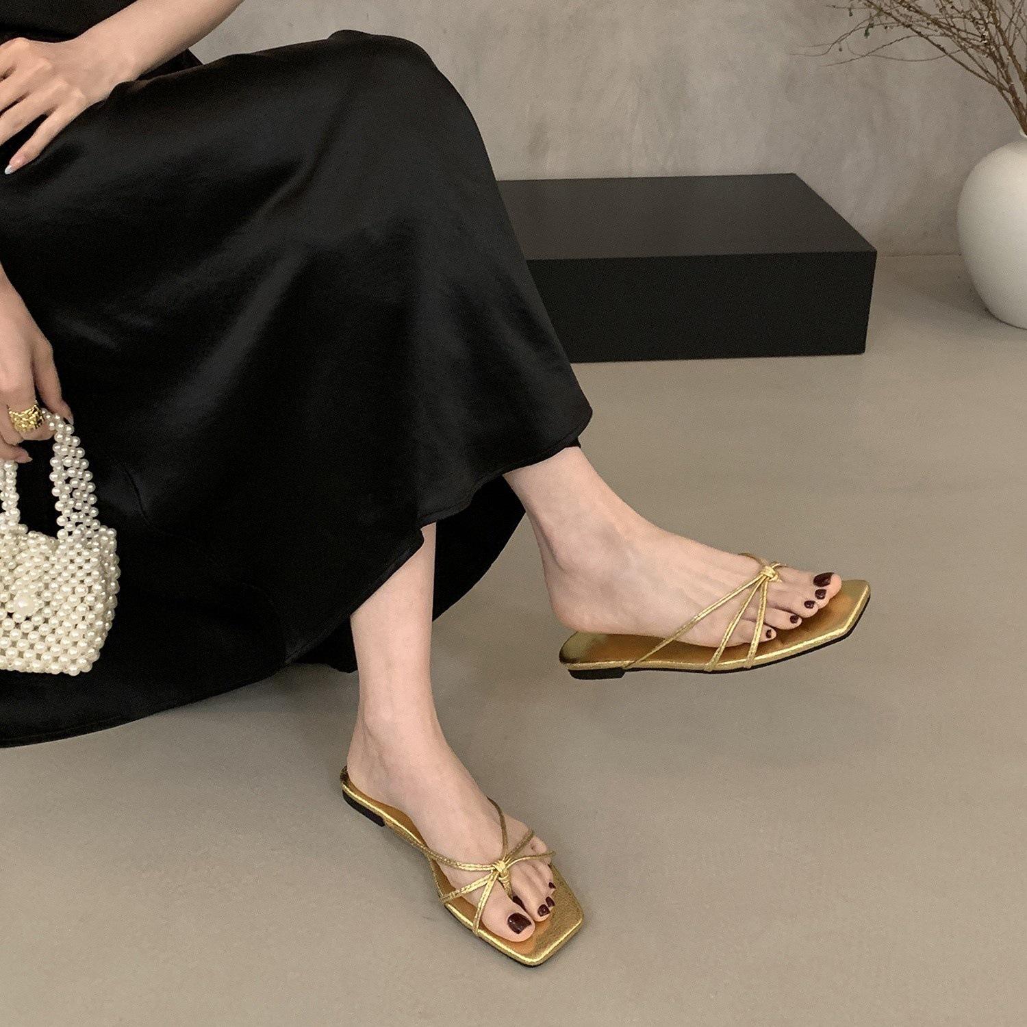 Flat-bottomed flip-flops, new beach sandals, silver sandals on the outside of the shoes. 35
Flat-bottomed flip-flops, new beach sandals, silver sandals on the outside of the shoes. 35