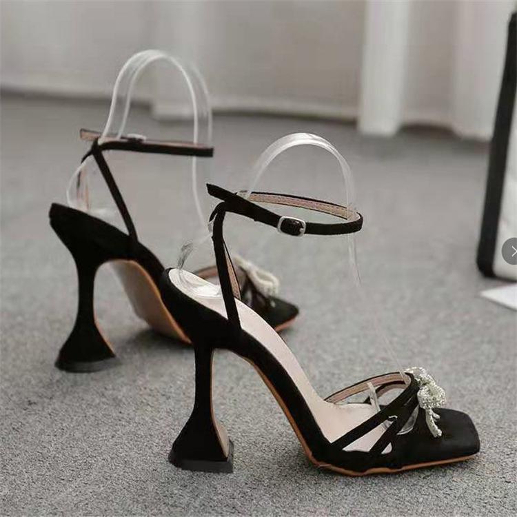 Summer new European and American fashion bow high-heeled women s shoes rhinestone buckle decoration square head wine glass and sandals 35 чёрный
Summer new European and American fashion bow high-heeled women s shoes rhinestone buckle decoration square head wine glass and sandals 35 чёрный