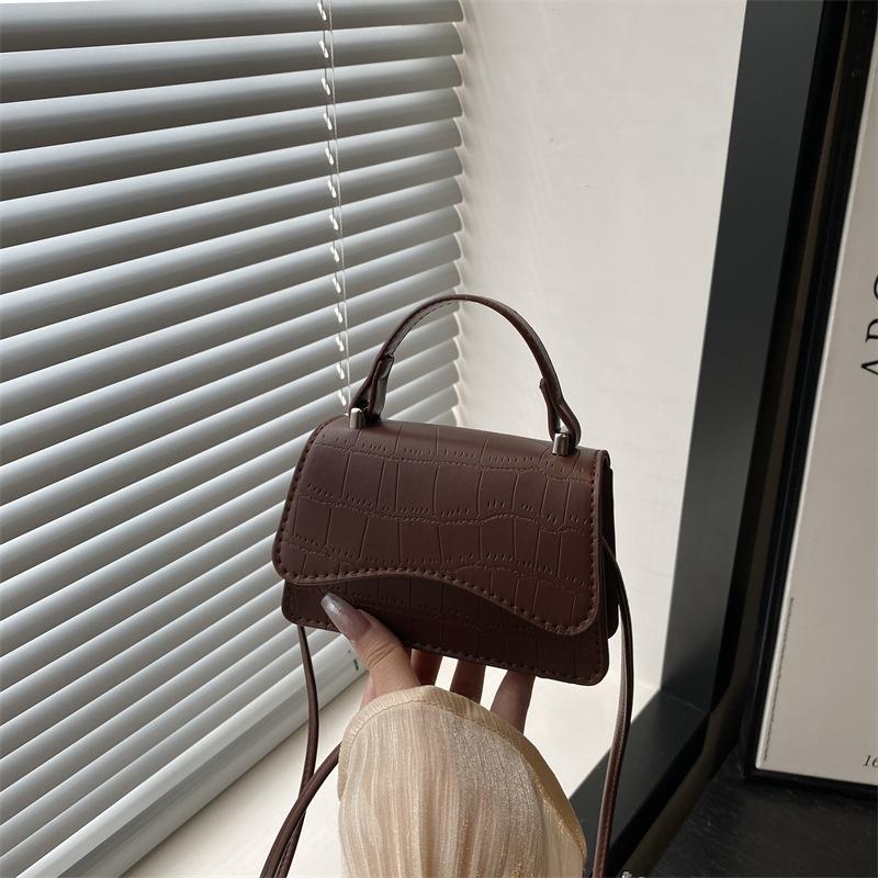 Women s bag autumn new bag niche trend messenger bag retro versatile commuter small square bag shoulder bag
Women s bag autumn new bag niche trend messenger bag retro versatile commuter small square bag shoulder bag
