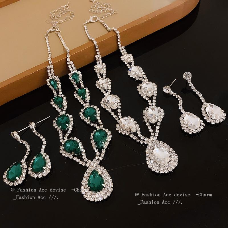 Teardrop Diamond Stud Earrings and Necklace Set - Elegant Clavicle Chain Design for Women
Teardrop Diamond Stud Earrings and Necklace Set - Elegant Clavicle Chain Design for Women