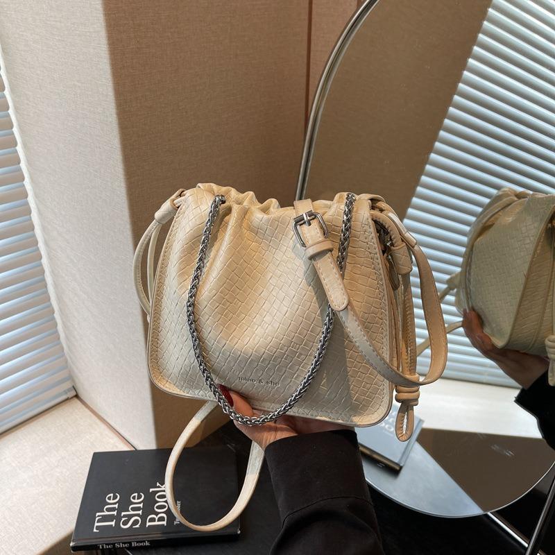 Fashion trend high-grade texture woven pattern pleated bucket bag casual commuting versatile chain messenger women s bag бежевий
Fashion trend high-grade texture woven pattern pleated bucket bag casual commuting versatile chain messenger women s bag бежевий