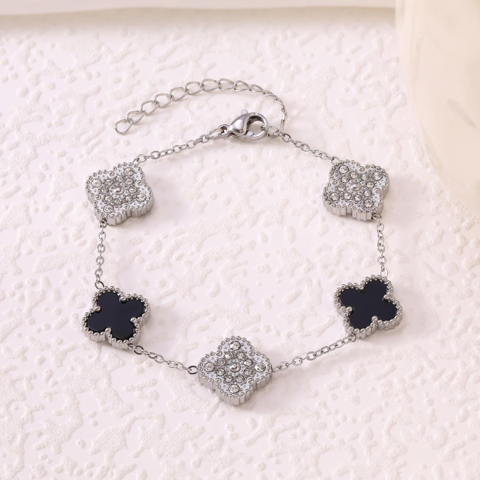 Ladies 18K Clover Zircon Bracelet
Ladies 18K Clover Zircon Bracelet
