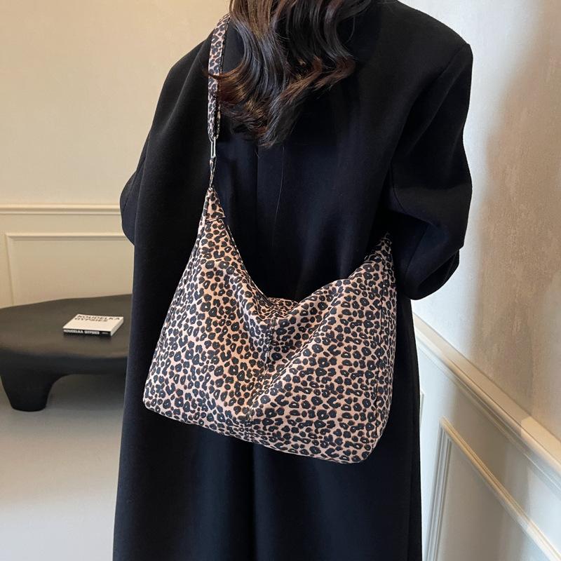 Fashion leopard print literary cloth bag lazy flannel tote bag shoulder large bag temperament large capacity messenger bag темно-коричневого кольору
Fashion leopard print literary cloth bag lazy flannel tote bag shoulder large bag temperament large capacity messenger bag темно-коричневого кольору