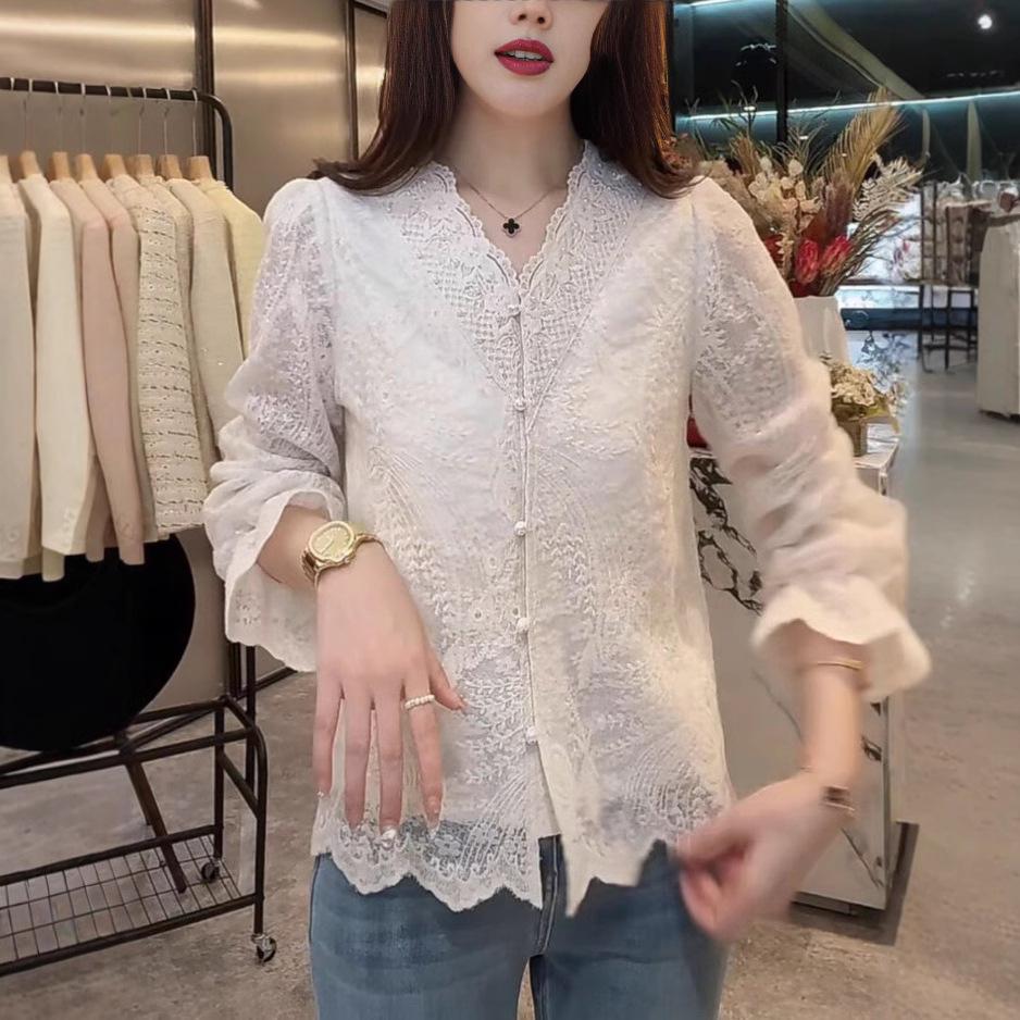 Spring 2025 French Style V-Neck Lace Top - Slimming, Age-Reducing, Gentle Innerwear. Small
Spring 2025 French Style V-Neck Lace Top - Slimming, Age-Reducing, Gentle Innerwear. Small