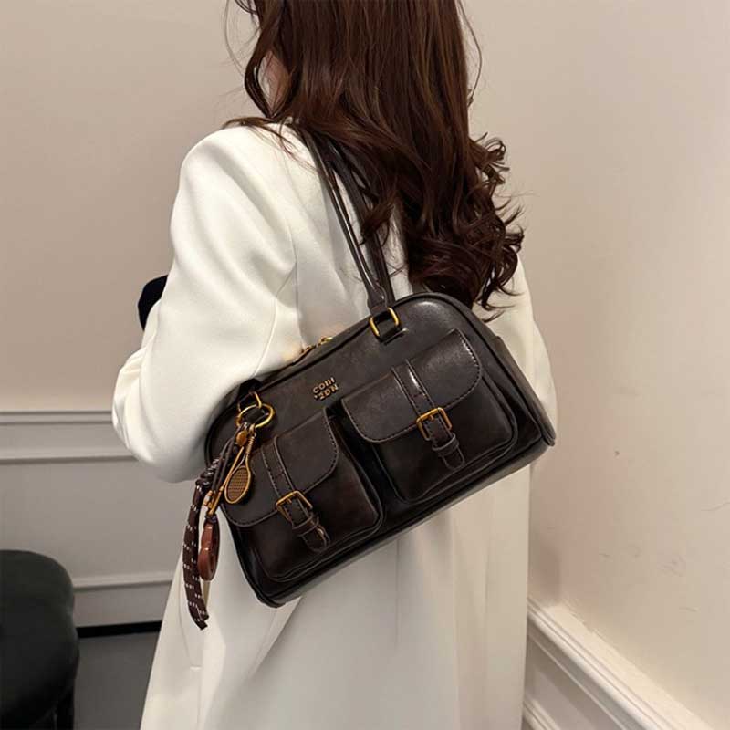 Women s Retro Solid Color Pu Leather Shoulder Bag with Multiple Pockets Large Capacity Comes with A Detachable Accessory Charm 28x10x18cm
Women s Retro Solid Color Pu Leather Shoulder Bag with Multiple Pockets Large Capacity Comes with A Detachable Accessory Charm 28x10x18cm