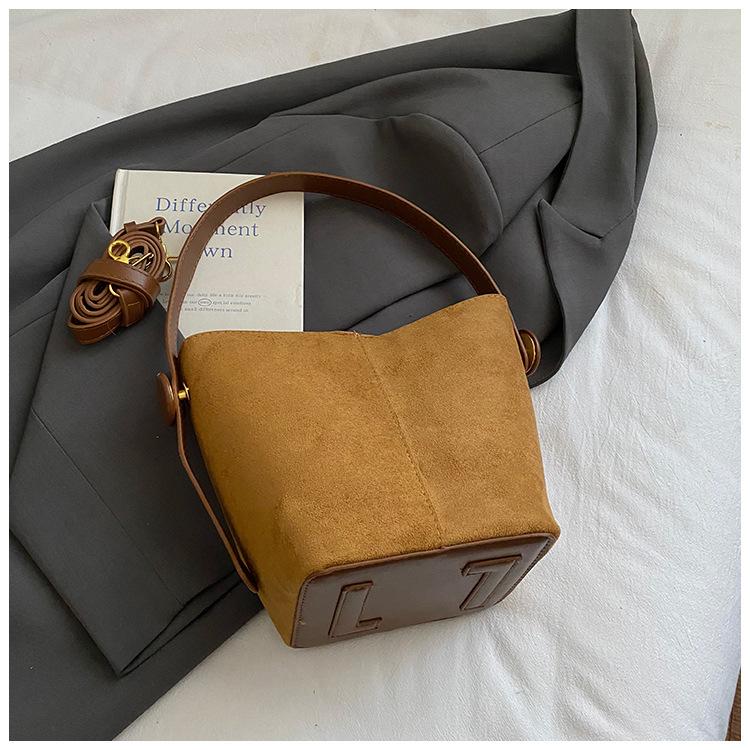 Frosted leather women s autumn new trend line solid color casual shoulder bag simple casual handbag коричневий
Frosted leather women s autumn new trend line solid color casual shoulder bag simple casual handbag коричневий
