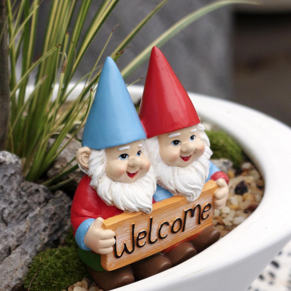 1 dwarf holding welcome sign ornament, creative garden/home decoration ornament, resin handicraft
1 dwarf holding welcome sign ornament, creative garden/home decoration ornament, resin handicraft