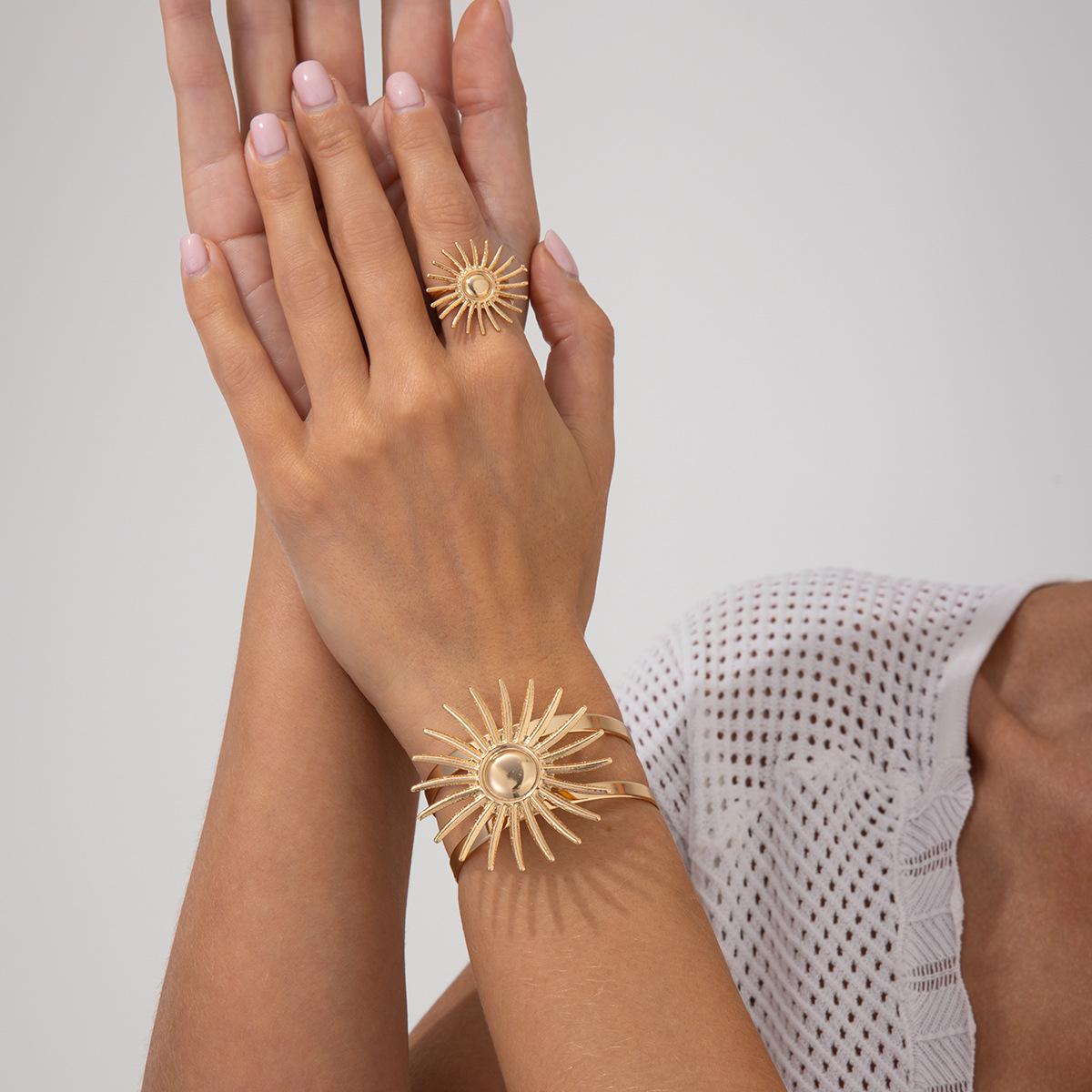 Личность преувеличенное солнце полая рука ювелирные изделия женщины, ретро этнический отпуск открытие регулируемый браслет
Личность преувеличенное солнце полая рука ювелирные изделия женщины, ретро этнический отпуск открытие регулируемый браслет