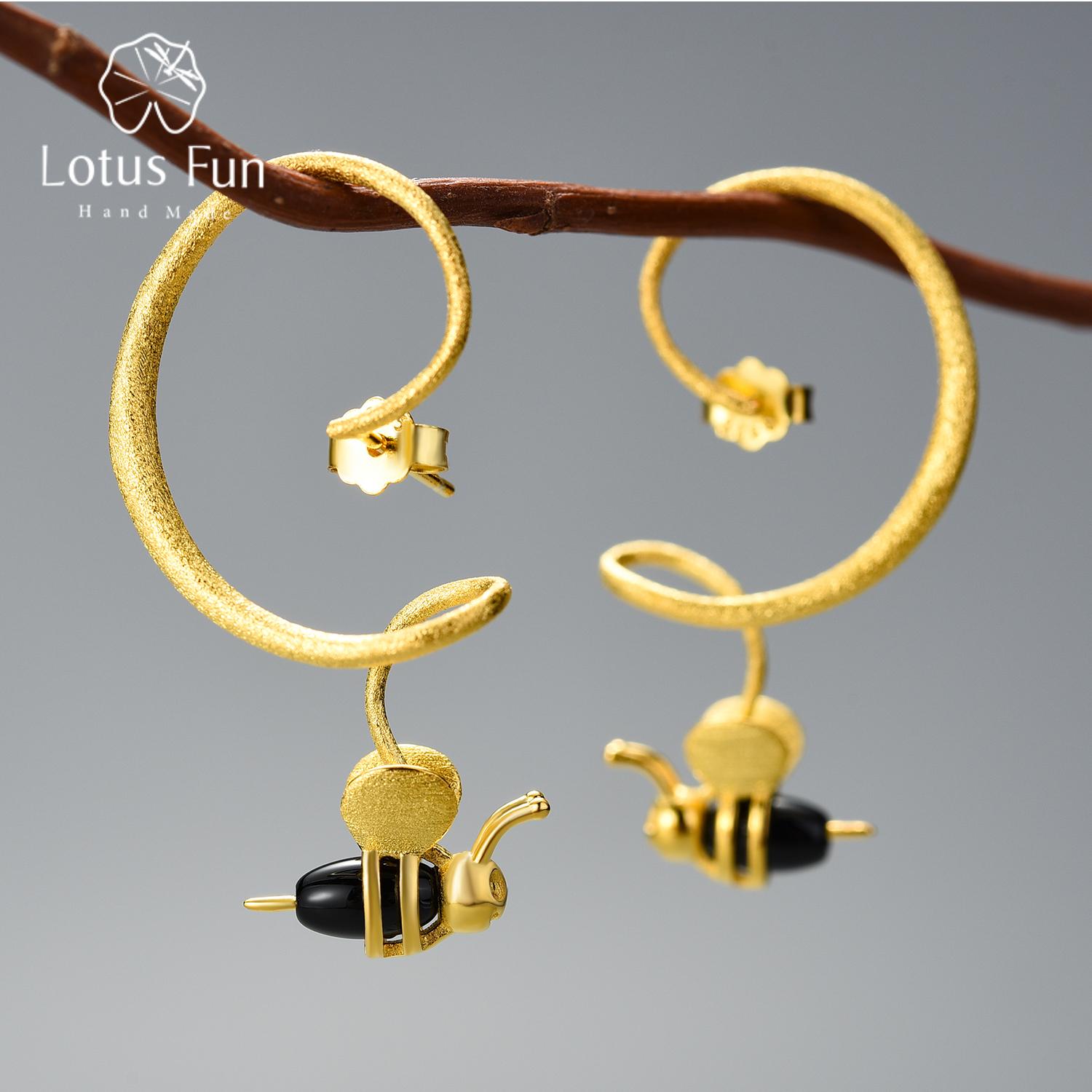 Lotus Fun натуральный драгоценный камень 18 К золото новейший дизайн медовая пчела висячие серьги для женщин стерлингового серебра 925 пробы эффектные ювелирные изделия
Lotus Fun натуральный драгоценный камень 18 К золото новейший дизайн медовая пчела висячие серьги для женщин стерлингового серебра 925 пробы эффектные ювелирные изделия