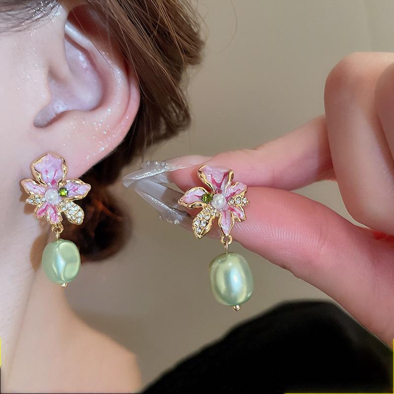 Diamond drop oil flower pearl earrings simple versatile stud earrings fashion temperament earrings
Diamond drop oil flower pearl earrings simple versatile stud earrings fashion temperament earrings
