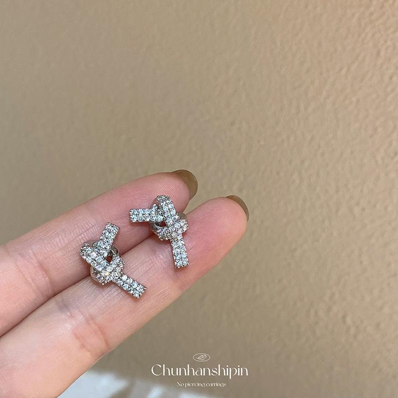 Silver concentric knot earrings, women s simple, painless mosquito coil disc earrings, light luxury temperament, ear clips, no holes, advanced sense
Silver concentric knot earrings, women s simple, painless mosquito coil disc earrings, light luxury temperament, ear clips, no holes, advanced sense