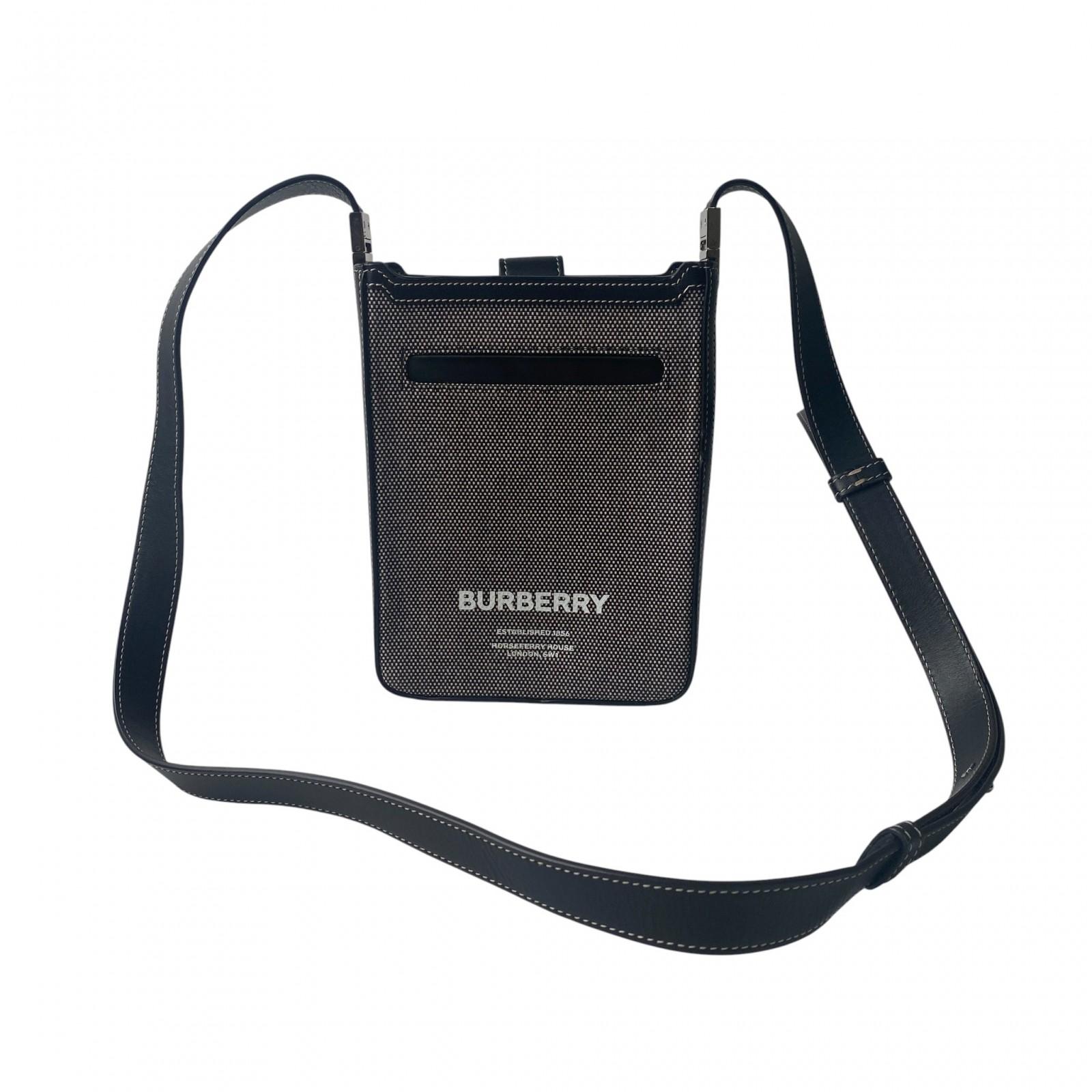 Used BURBERRYShoulder Bag black canvas/leather unisex
Used BURBERRYShoulder Bag black canvas/leather unisex