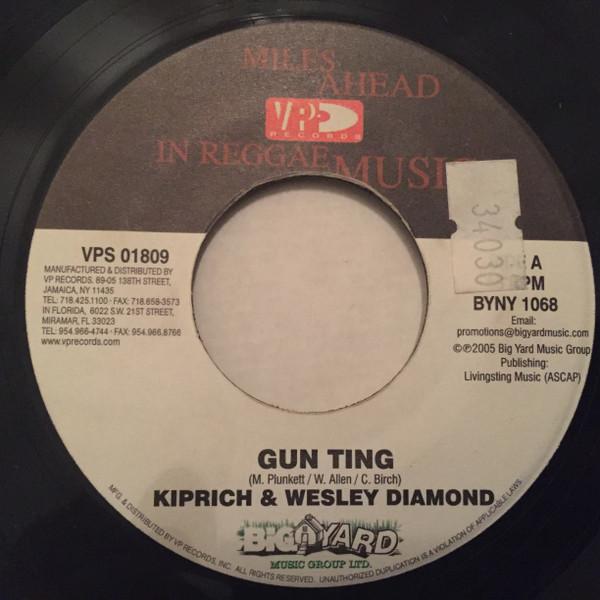7inch Record KIPRICH & WESLEY DIAMOND / VOICEMAI - Gun Ting / Galang So VPS01809 VP Records, Big 2005 US Reggae, Ska & Dub Used
7inch Record KIPRICH & WESLEY DIAMOND / VOICEMAI - Gun Ting / Galang So VPS01809 VP Records, Big 2005 US Reggae, Ska & Dub Used