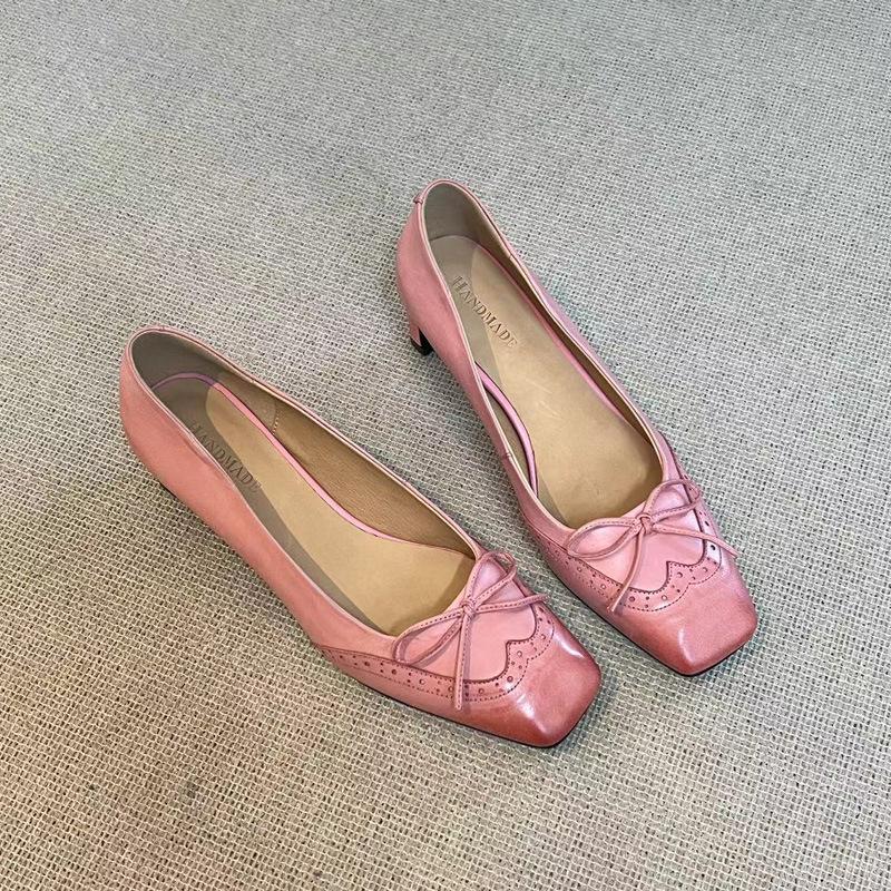 Sheepskin version bow engraved square head single shoes women s shallow mouth one pedal thick heel Mary Jane shoes women s retro high heels 34 розовый
Sheepskin version bow engraved square head single shoes women s shallow mouth one pedal thick heel Mary Jane shoes women s retro high heels 34 розовый