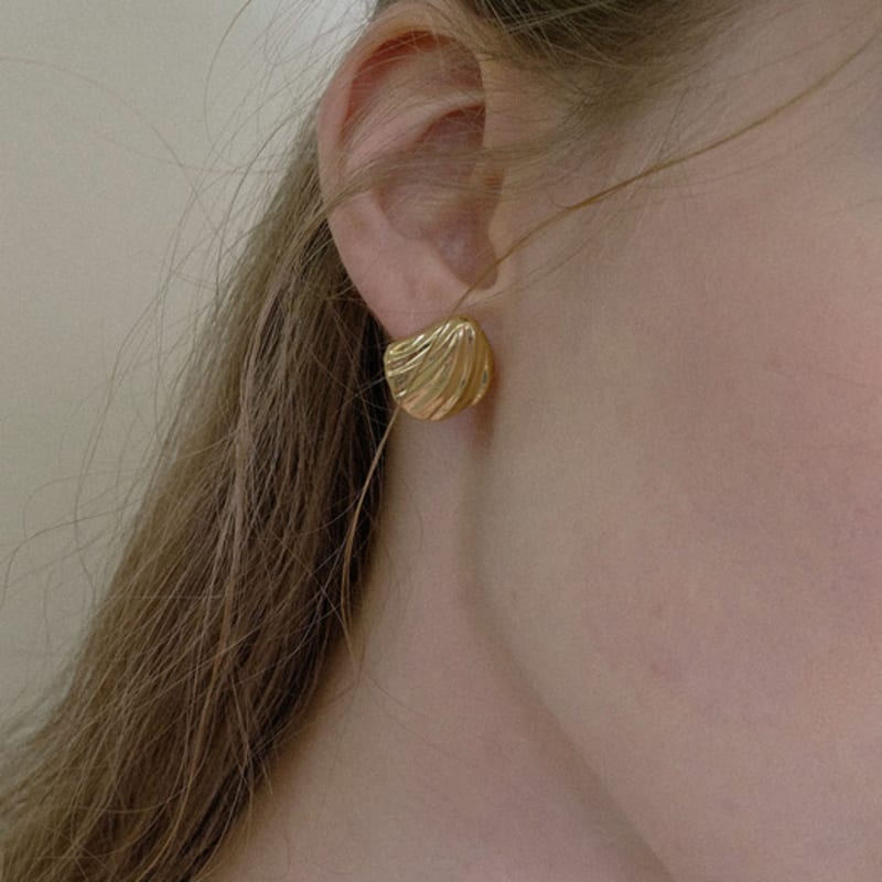 fiore pleats shell earring gold
fiore pleats shell earring gold