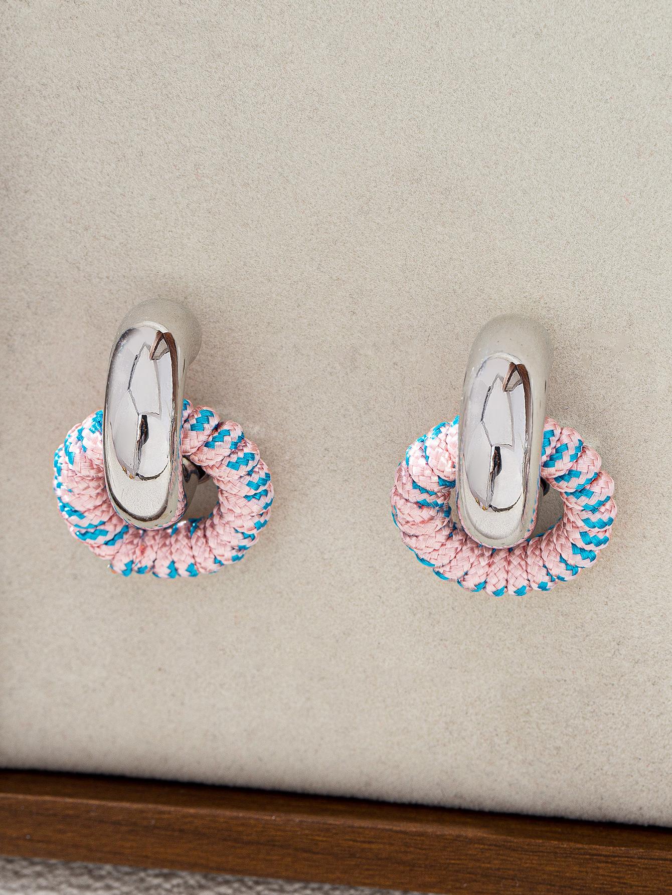 Temperament model Wrap earrings, candy color, fresh temperament model can be split and wear more earrings.
Temperament model Wrap earrings, candy color, fresh temperament model can be split and wear more earrings.