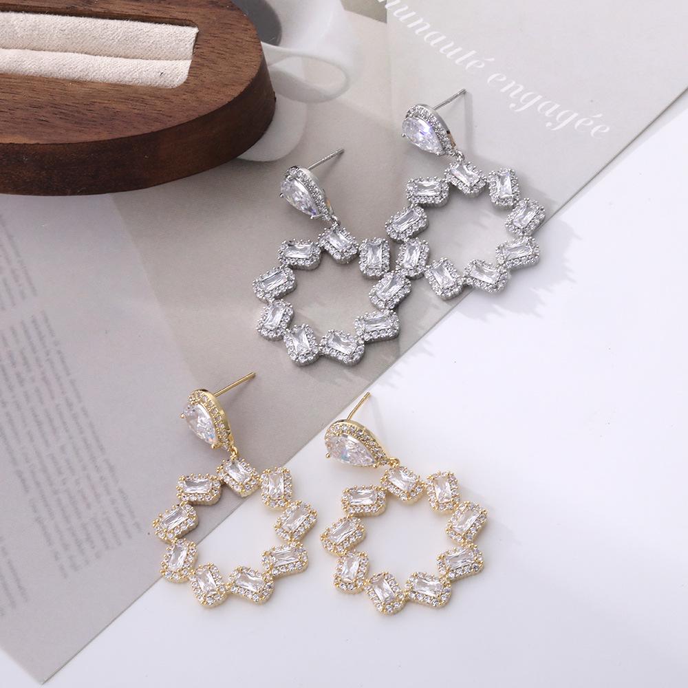 Luxurious Gold-Plated Zircon Earrings: Trendsetting, Flashy Evening Party Jewelry 
Luxurious Gold-Plated Zircon Earrings: Trendsetting, Flashy Evening Party Jewelry