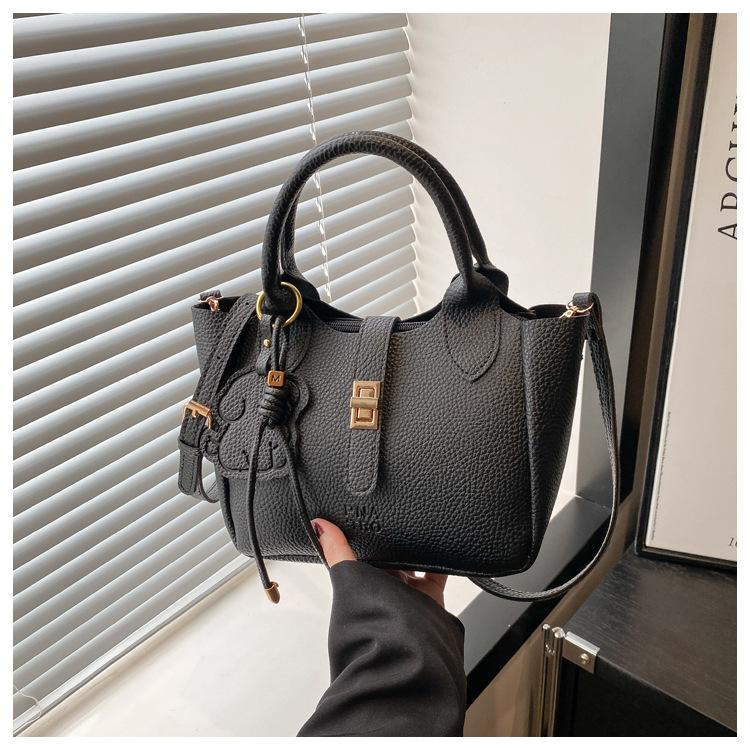 Premium sense bucket bag women s spring and summer versatile work handbag 2025 new Korean version casual shoulder messenger bag Without pendant чорний
Premium sense bucket bag women s spring and summer versatile work handbag 2025 new Korean version casual shoulder messenger bag Without pendant чорний