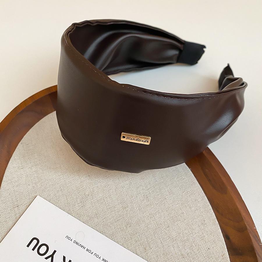 Retro Hong Kong style autumn and winter leather wide-faced headband high cranial top non-slip headband niche design hair accessories women
Retro Hong Kong style autumn and winter leather wide-faced headband high cranial top non-slip headband niche design hair accessories women