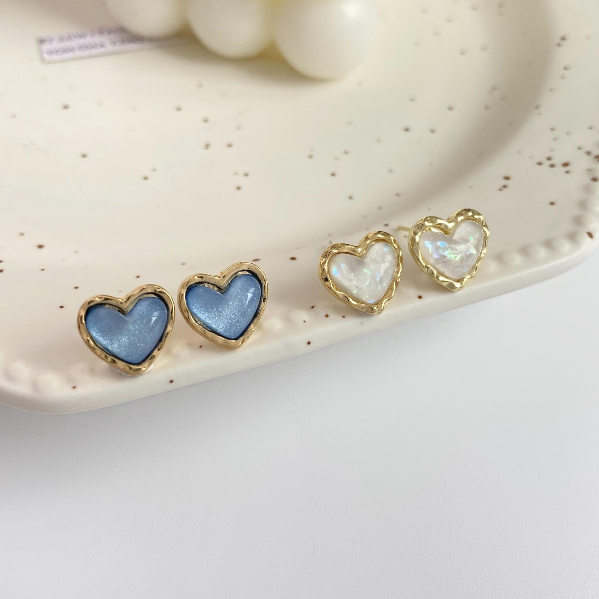 Retro Elegant Cat s Eye Heart Earrings in White, S925 Silver Needle, Korean Simple Style White Heart
Retro Elegant Cat s Eye Heart Earrings in White, S925 Silver Needle, Korean Simple Style White Heart