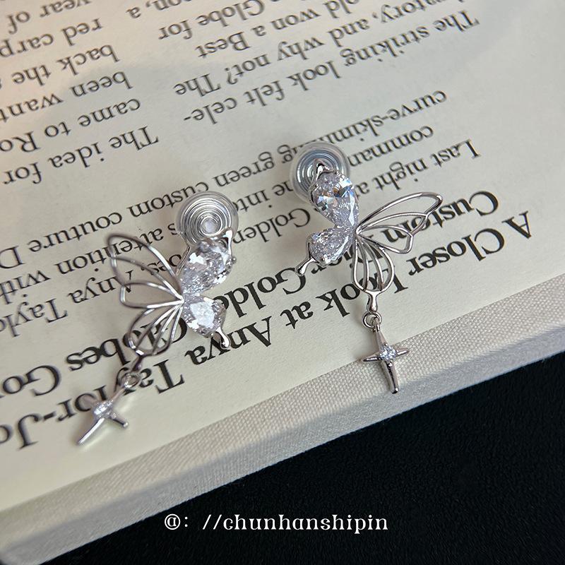 Irregular liquid zircon butterfly mosquito coil disc ear clips niche fashion temperament earrings cold wind earrings no earrings
Irregular liquid zircon butterfly mosquito coil disc ear clips niche fashion temperament earrings cold wind earrings no earrings