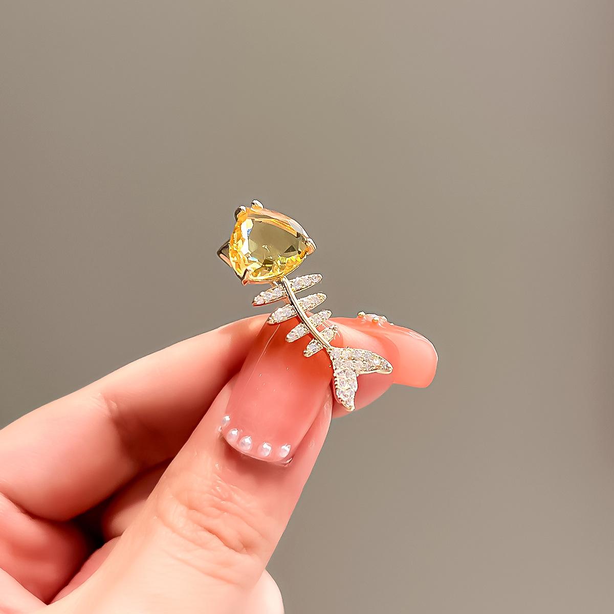 Summer fishbone brooch female high-end sense high-end cute anti-light buckle exquisite corsage fixed clothes suit pin
Summer fishbone brooch female high-end sense high-end cute anti-light buckle exquisite corsage fixed clothes suit pin