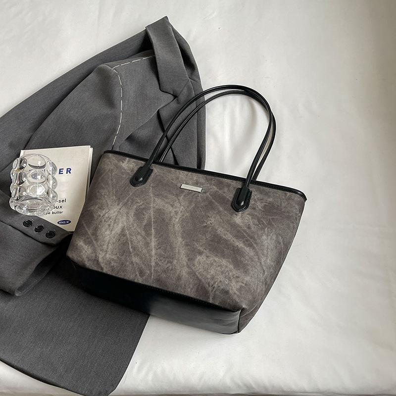 В этом году популярны женские сумки: вместительные сумки-тоуты, универсальные сумки через плечо и студенческие сумки для поездок на работу.
В этом году популярны женские сумки: вместительные сумки-тоуты, универсальные сумки через плечо и студенческие сумки для поездок на работу.