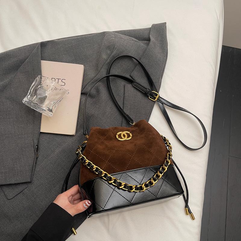 Retro matte bag women s new autumn and winter contrasting colors high value simple casual portable bucket bag
Retro matte bag women s new autumn and winter contrasting colors high value simple casual portable bucket bag