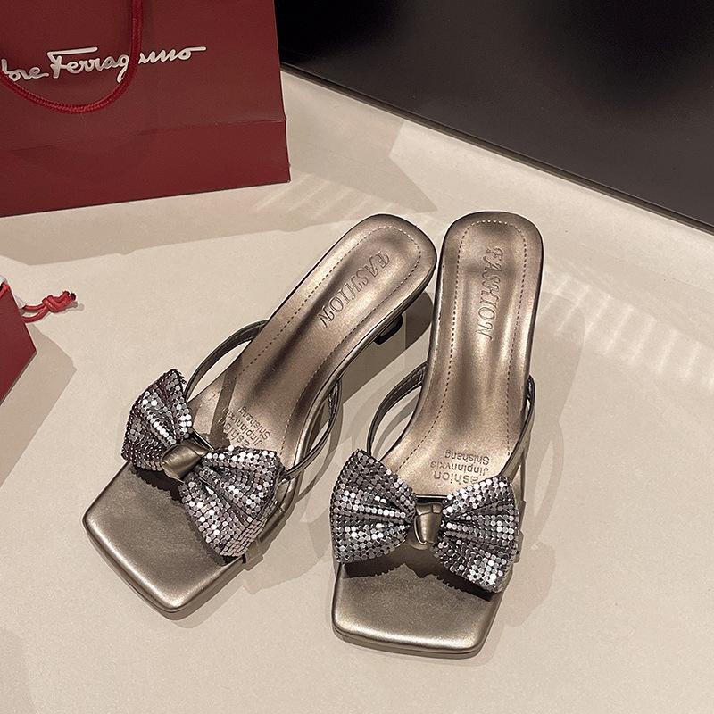 Versatile fashion square head high-heeled outer slippers women s summer 2025 new thick-heeled bow open-toed cool slippers 40
Versatile fashion square head high-heeled outer slippers women s summer 2025 new thick-heeled bow open-toed cool slippers 40