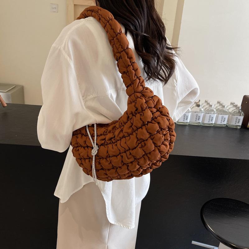 Underarm bag women s summer new fashion pleated cloud bag high-end sense niche simple shoulder bag чорний
Underarm bag women s summer new fashion pleated cloud bag high-end sense niche simple shoulder bag чорний